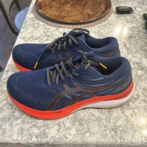Men’s ASICS running shoes like new